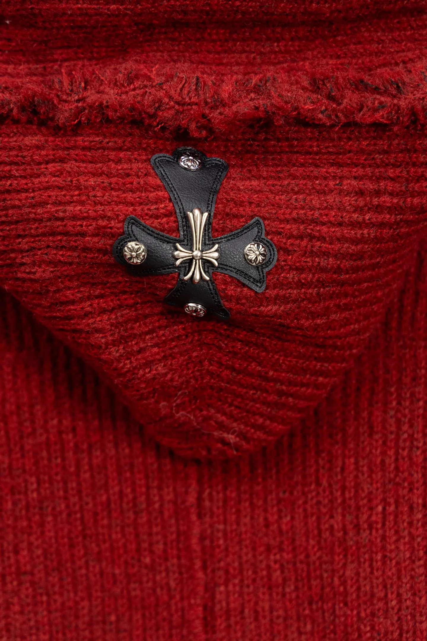 P300 Chrome Hearts CH Chrome Hearts 2025 hooded red sweater. Cross tassel leather label hooded soft and waxy red sweater. The sweater has a soft and waxy feel. The classic cross leather label design on the back cap is really great to wear as an inner layer or as a stand-alone in winter. It is full of Christmas and New Year flavor. It is a very practical item and is very versatile. It is recommended to buy it early. Size: S M L Color: Red